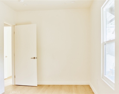 3743 Locke Avenue - Photo Thumbnail 12