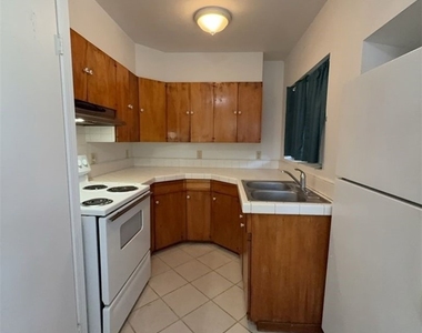 2435 Lakeshore - Photo Thumbnail 4