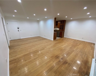 310 N Jackson Street - Photo Thumbnail 3