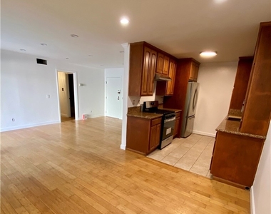 310 N Jackson Street - Photo Thumbnail 6