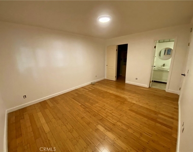 310 N Jackson Street - Photo Thumbnail 11