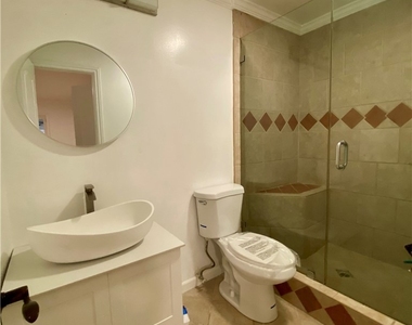 310 N Jackson Street - Photo Thumbnail 12