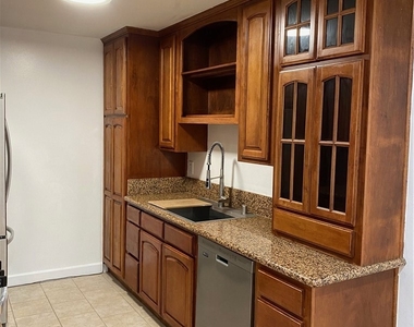 310 N Jackson Street - Photo Thumbnail 8