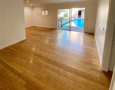 310 N Jackson Street - Photo Thumbnail 4
