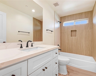 16385 Valencia Avenue - Photo Thumbnail 4