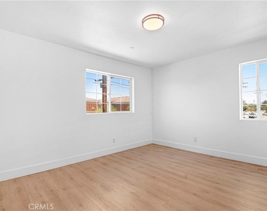 16385 Valencia Avenue - Photo Thumbnail 8