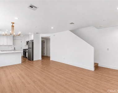 16385 Valencia Avenue - Photo Thumbnail 2