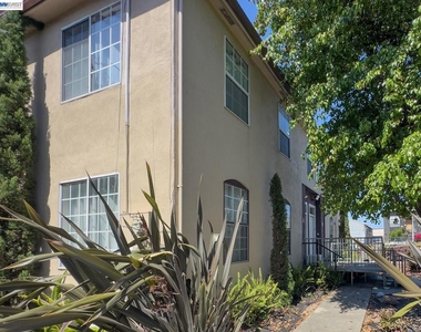 2716 Adeline St - Photo Thumbnail 3