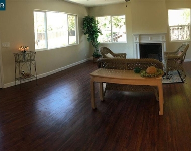 1448 Rosal Ln Front House - Photo Thumbnail 2