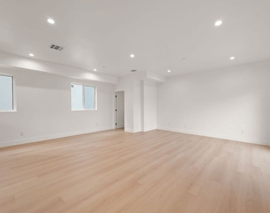 913 N Hobart Boulevard - Photo Thumbnail 4