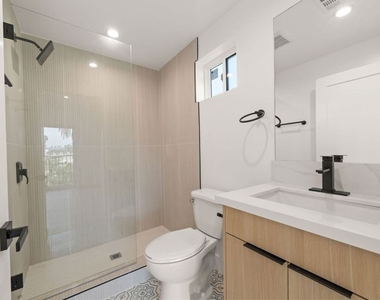 913 N Hobart Boulevard - Photo Thumbnail 11