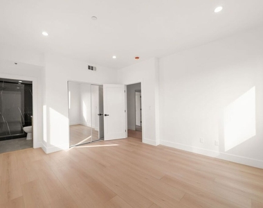 913 N Hobart Boulevard - Photo Thumbnail 6
