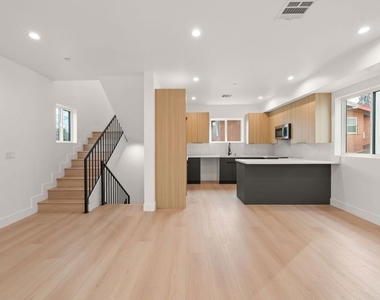 913 N Hobart Boulevard - Photo Thumbnail 3