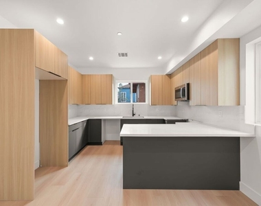 913 N Hobart Boulevard - Photo Thumbnail 1