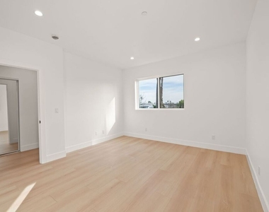 913 N Hobart Boulevard - Photo Thumbnail 8