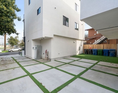 913 N Hobart Boulevard - Photo Thumbnail 20
