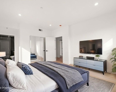 913 N Hobart Boulevard - Photo Thumbnail 7