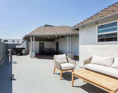 444 S Roxbury Drive - Photo Thumbnail 23