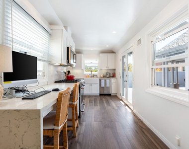 444 S Roxbury Drive - Photo Thumbnail 8