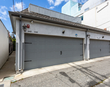 444 S Roxbury Drive - Photo Thumbnail 27