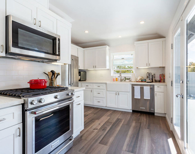 444 S Roxbury Drive - Photo Thumbnail 9