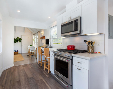 444 S Roxbury Drive - Photo Thumbnail 11