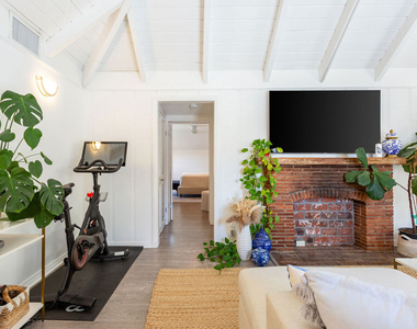 444 S Roxbury Drive - Photo Thumbnail 4