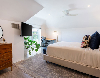 444 S Roxbury Drive - Photo Thumbnail 14