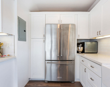 444 S Roxbury Drive - Photo Thumbnail 12
