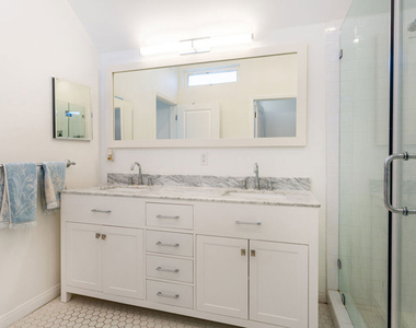 444 S Roxbury Drive - Photo Thumbnail 19