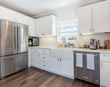 444 S Roxbury Drive - Photo Thumbnail 10