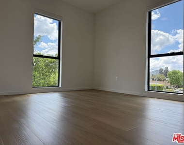 5119 Colfax Avenue - Photo Thumbnail 15