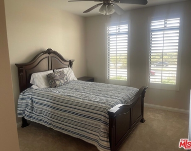 5625 Crescent Parkway - Photo Thumbnail 11