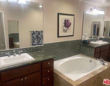 5625 Crescent Parkway - Photo Thumbnail 16