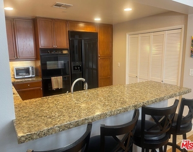 5625 Crescent Parkway - Photo Thumbnail 8