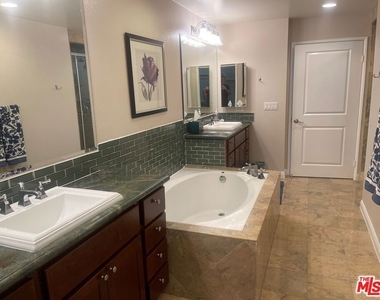5625 Crescent Parkway - Photo Thumbnail 17