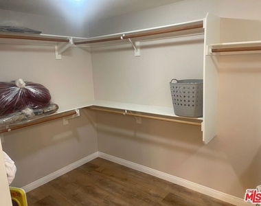5625 Crescent Parkway - Photo Thumbnail 18