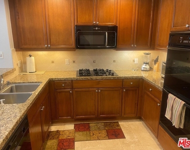 5625 Crescent Parkway - Photo Thumbnail 9