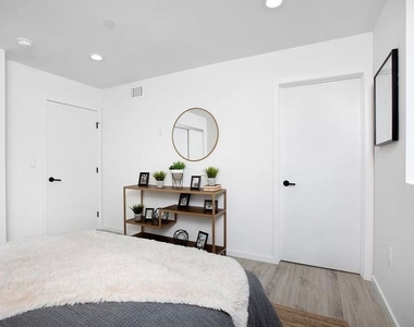 945 N Oxford Avenue - Photo Thumbnail 12