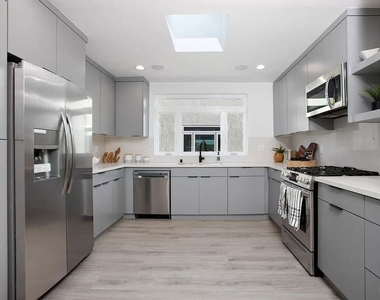 945 N Oxford Avenue - Photo Thumbnail 6