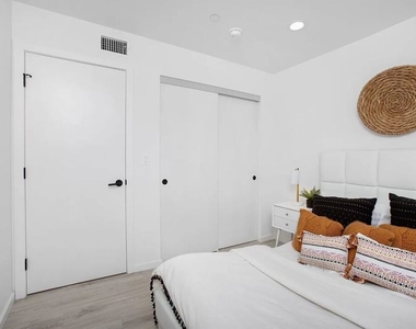 945 N Oxford Avenue - Photo Thumbnail 14