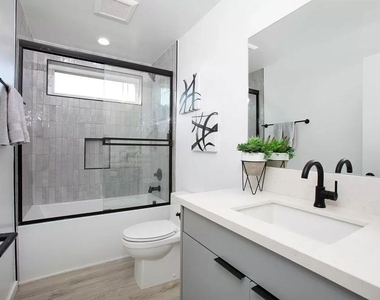 945 N Oxford Avenue - Photo Thumbnail 15