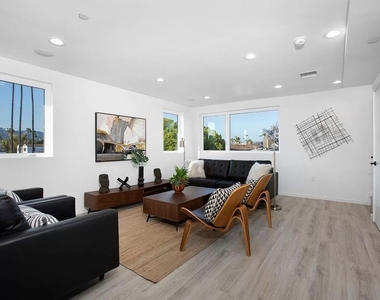 945 N Oxford Avenue - Photo Thumbnail 2