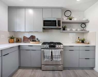 945 N Oxford Avenue - Photo Thumbnail 7