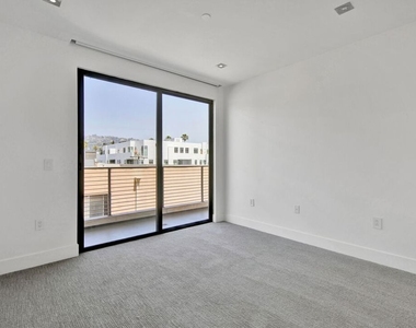 432 N Oakhurst Drive - Photo Thumbnail 12
