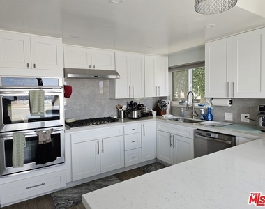 5652 Glenford Street - Photo Thumbnail 6