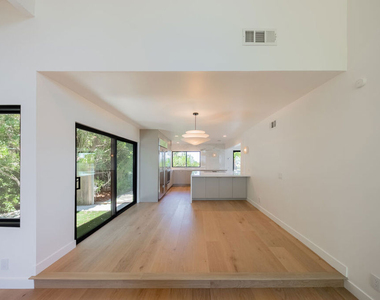 13302 Mulholland Drive - Photo Thumbnail 8