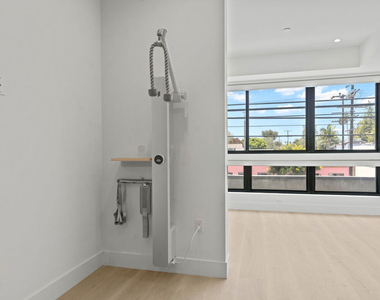 1808 Lincoln Boulevard - Photo Thumbnail 2