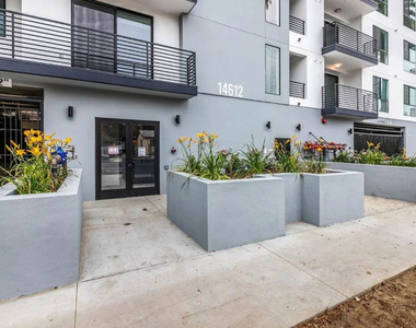 14612 Calvert Street - Photo Thumbnail 22