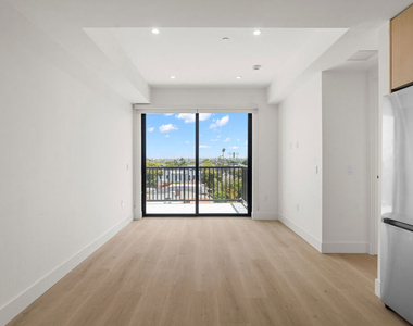 1808 Lincoln Boulevard - Photo Thumbnail 2